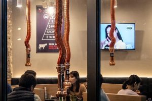 Wie Licht in Cafés und Restaurants die Stimmung beeinflusst