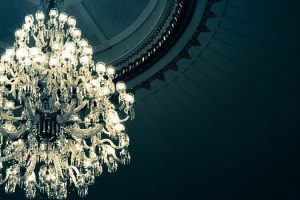 Wenn Licht Geschichte erzählt: Klassische Leuchten ziehen wieder in modernen Wohnungen ein