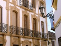 Idyllische Gasse Lampe in Spanien