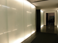 Modern beleuchtete Eingangshalle