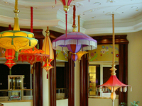 moderne Deckenlampe in einer Hotellobby