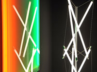 Stehlampe aus Neonröhren