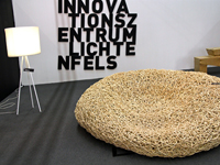 weiße Stehlampe auf der Möbelmesse 2010 in Köln
