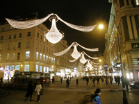 ausgefallen beleuchtete Einkaufsstraße in Wien